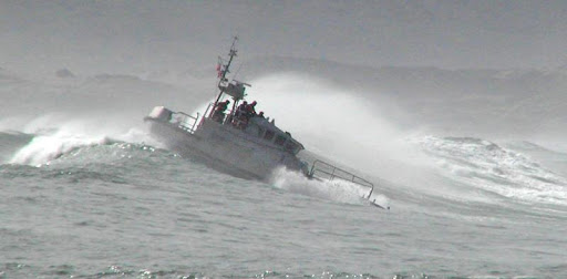  Huge Waves and Ships